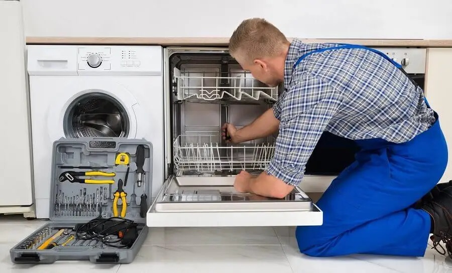 Sincan Panasonic servisi teknisyen ekibi beyaz eşya tamiri yaparken